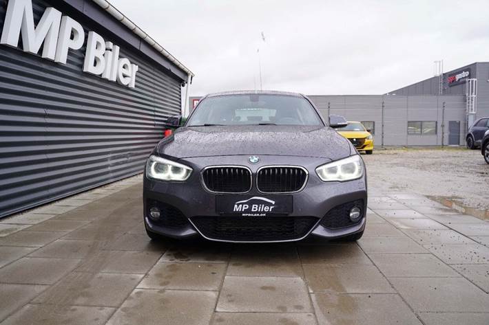 Grå BMW 118i fra 2018