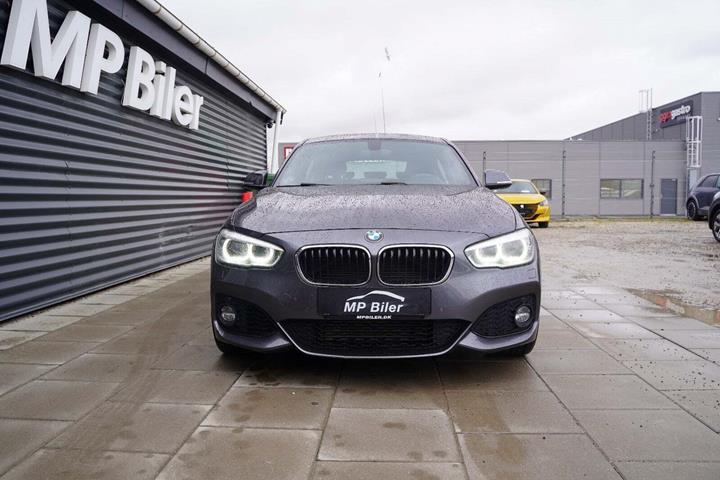 Grå BMW 118i fra 2018