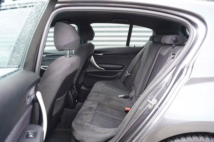Grå BMW 118i fra 2018
