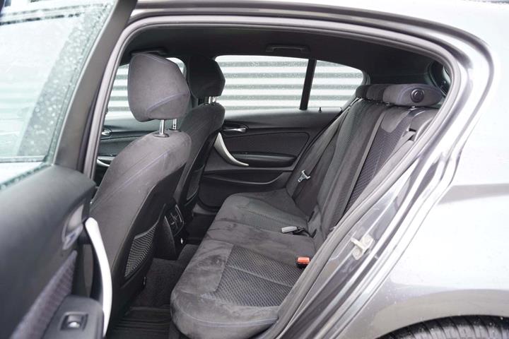 Grå BMW 118i fra 2018