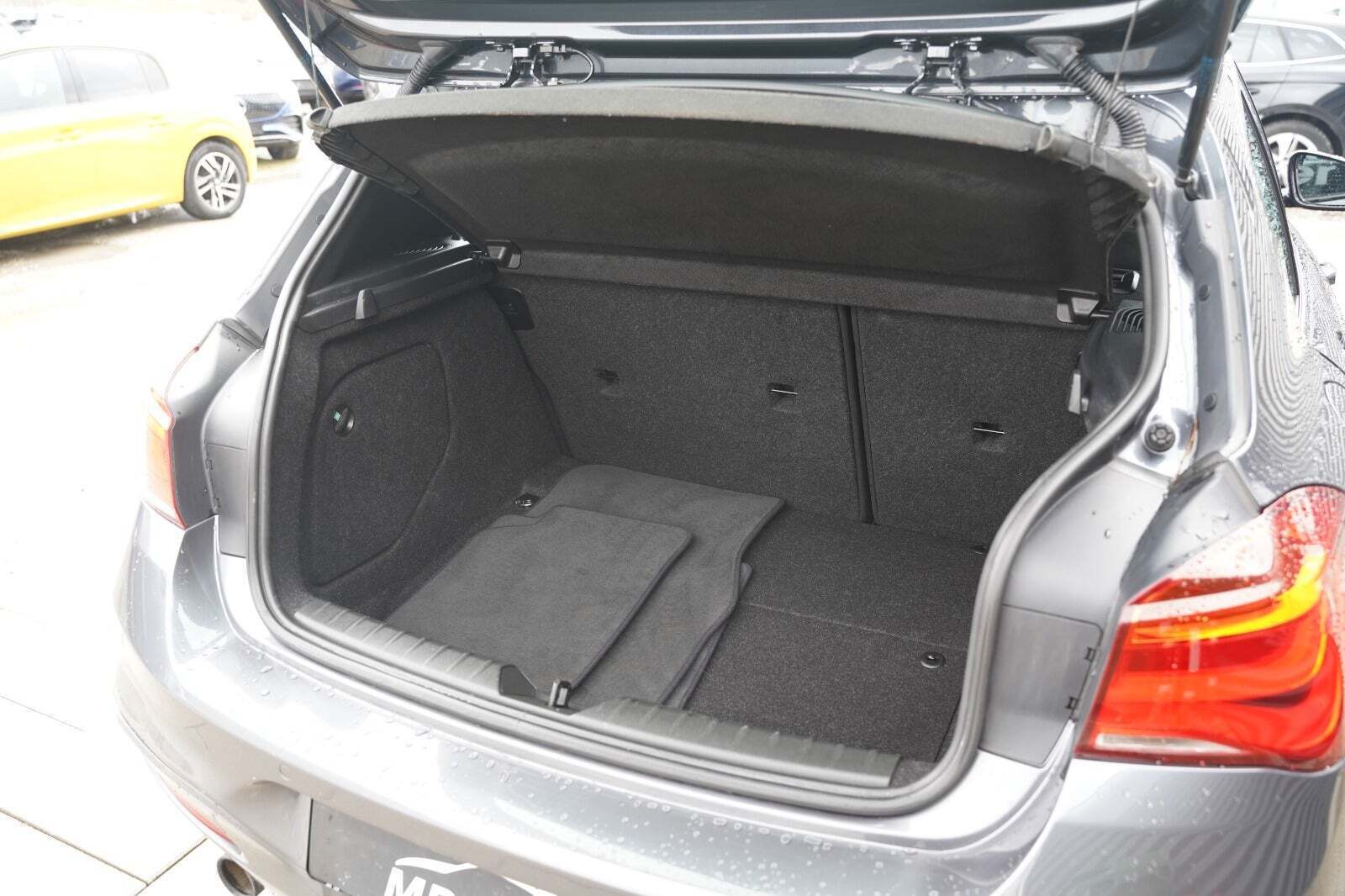 Grå BMW 118i fra 2018