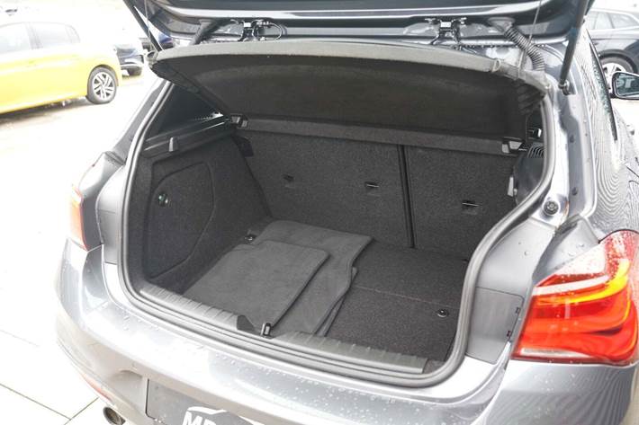 Grå BMW 118i fra 2018