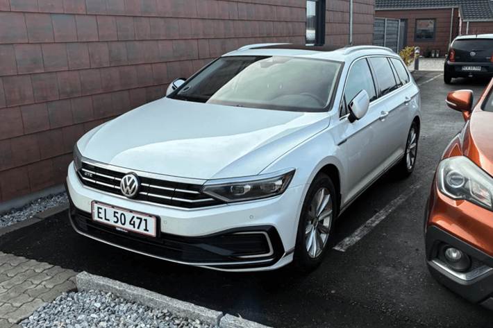 Hvid VW Passat fra 2019