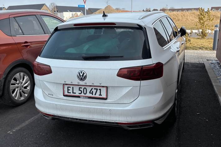 Hvid VW Passat fra 2019