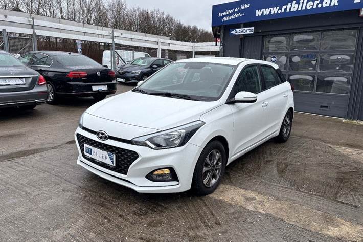 Hvid Hyundai i20 fra 2019 set udefra