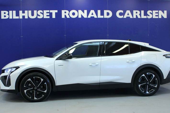 Hvid Peugeot 408 fra 2023 set udefra