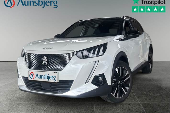 Hvid Peugeot e-2008 fra 2022 set udefra