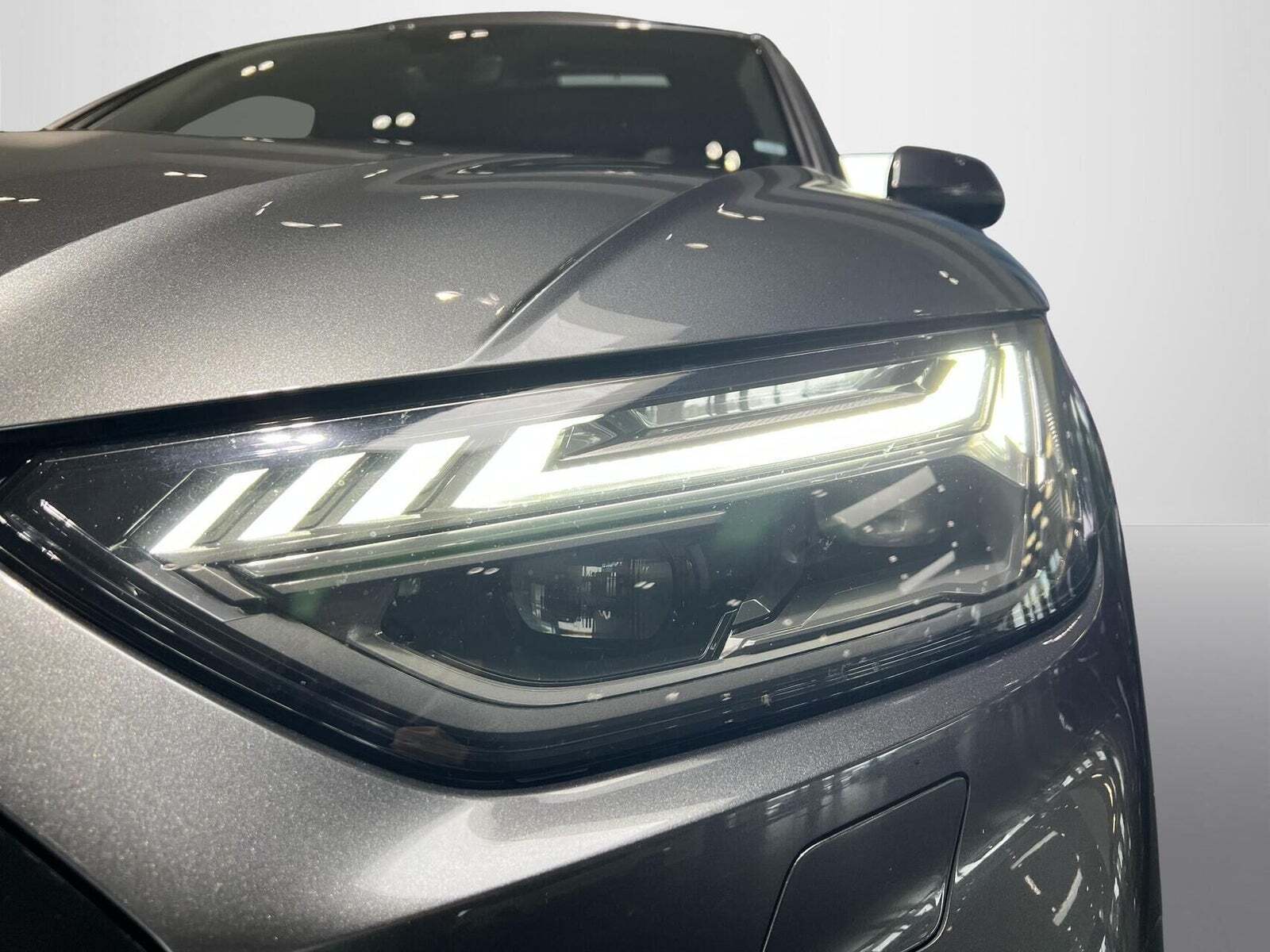 Grå Audi Q5 fra 2021