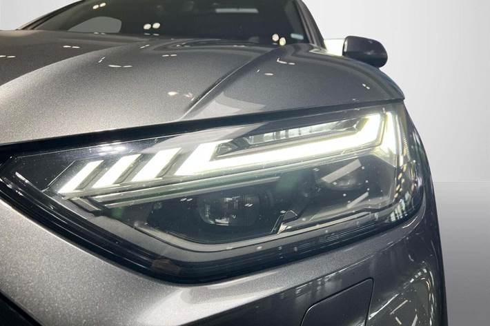 Grå Audi Q5 fra 2021