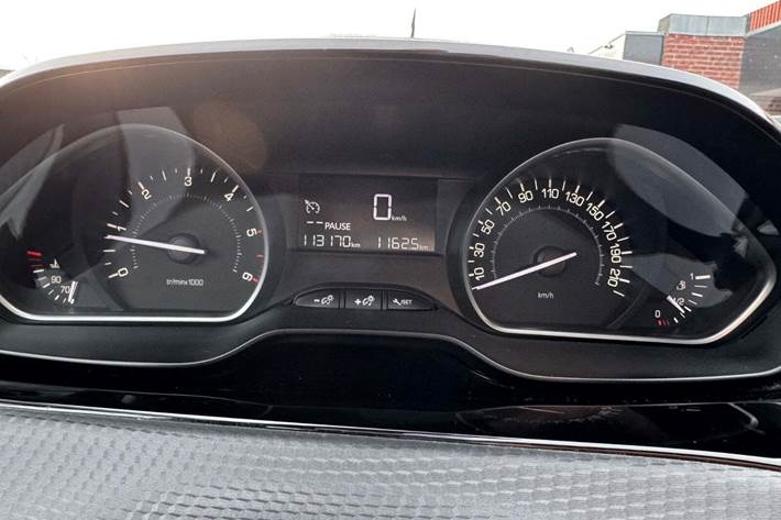 Grå Peugeot 208 fra 2016