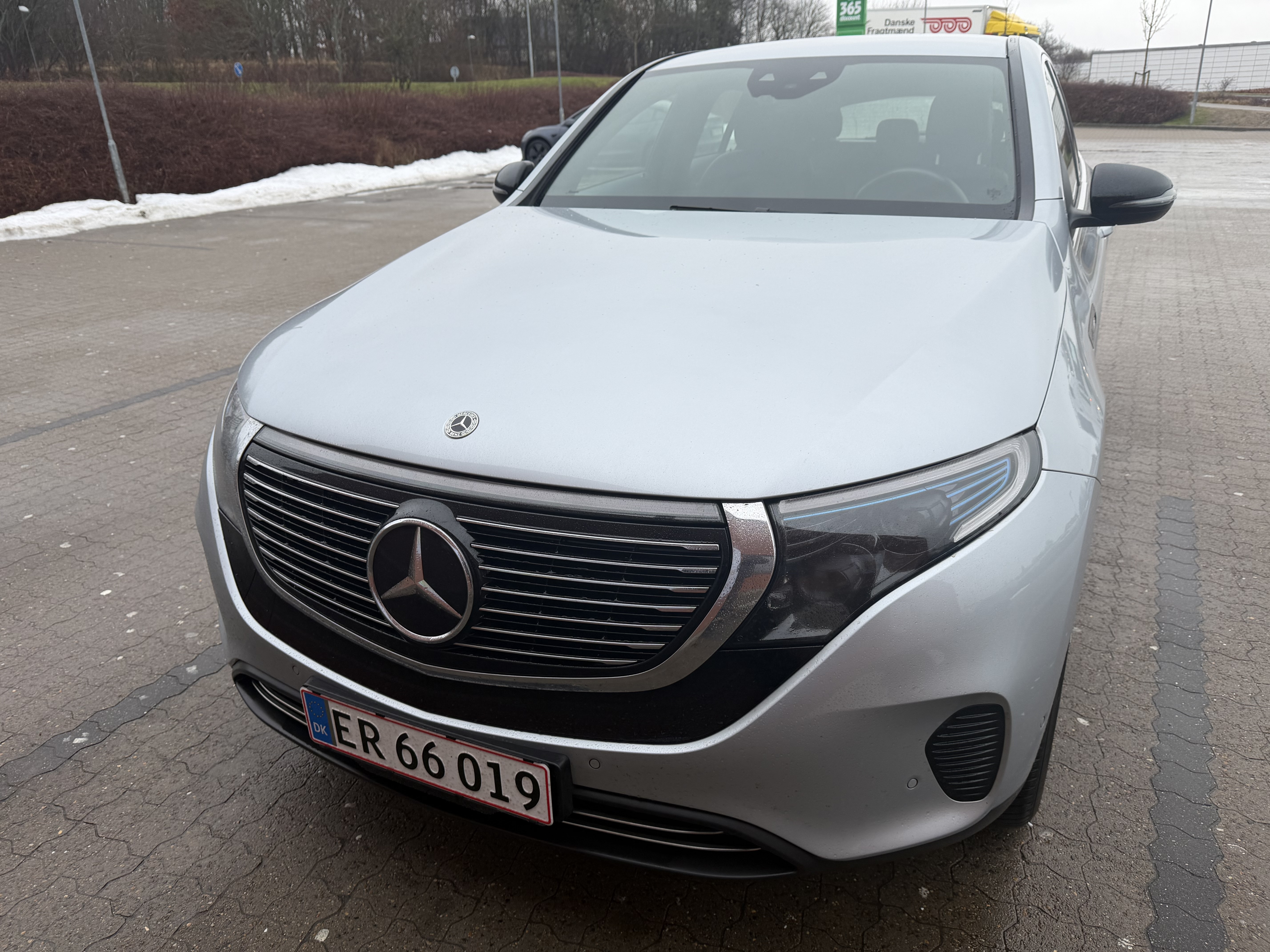 Grå Mercedes EQC fra 2020