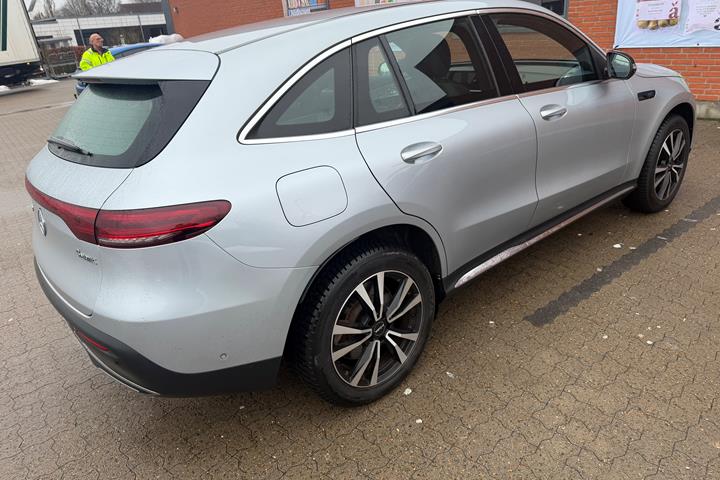 Grå Mercedes EQC fra 2020