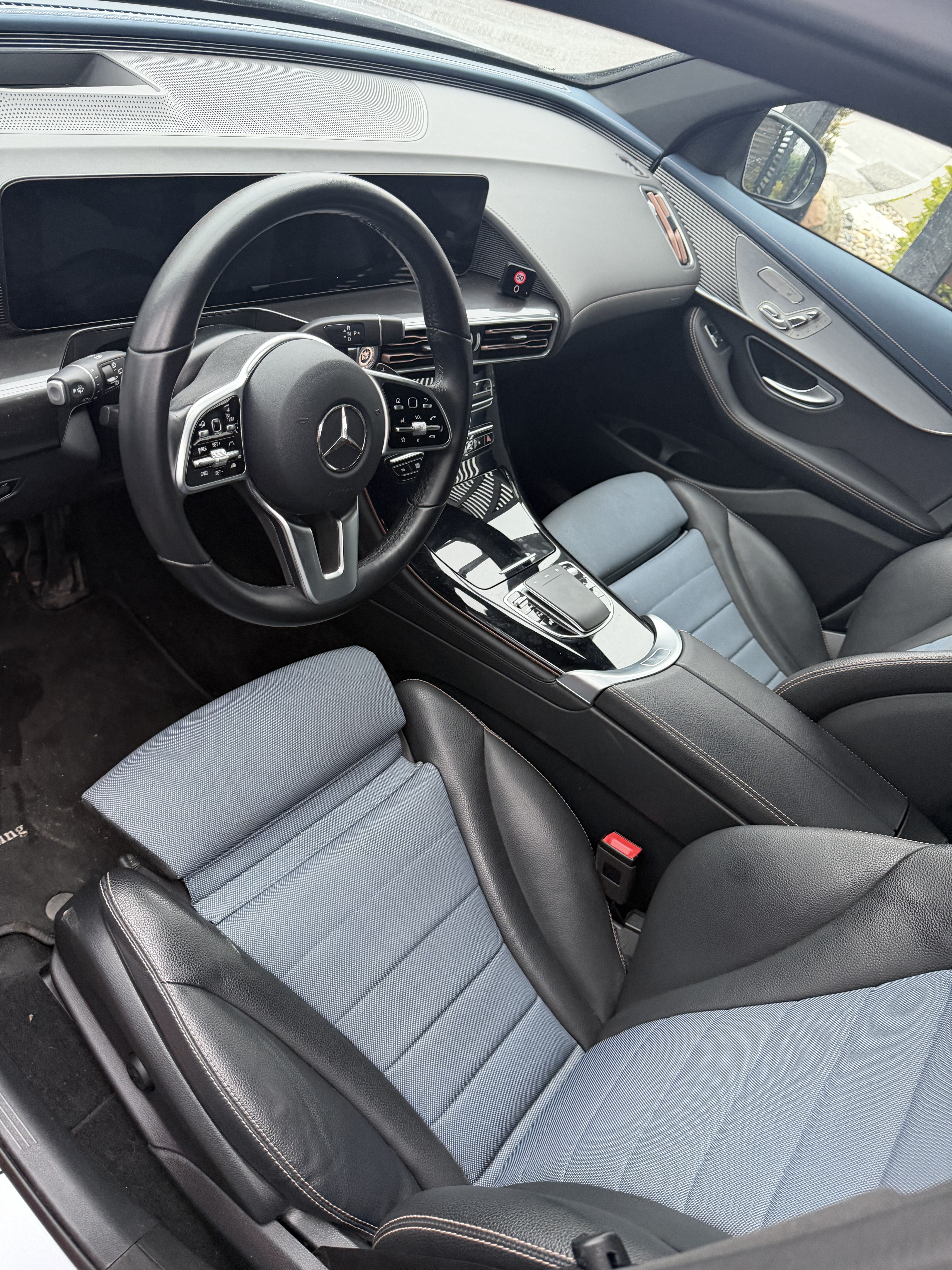 Grå Mercedes EQC fra 2020