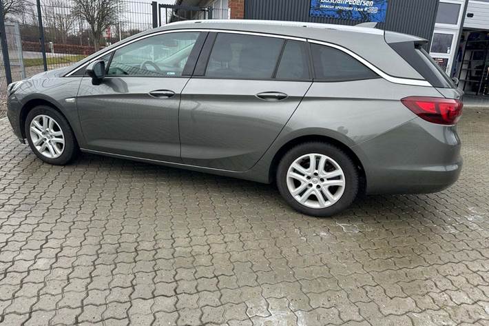 Grå Opel Astra fra 2017