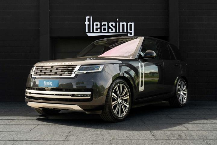 Grå Land Rover Range Rover fra 2023 set udefra