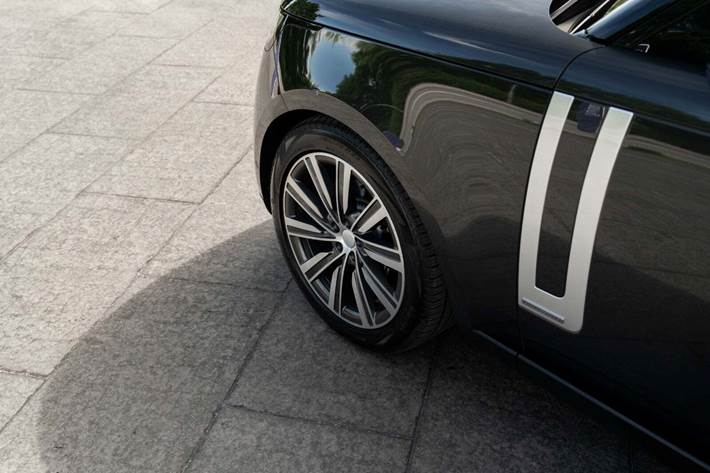 Grå Land Rover Range Rover fra 2023