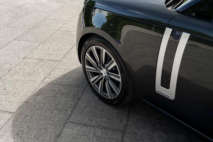 Grå Land Rover Range Rover fra 2023