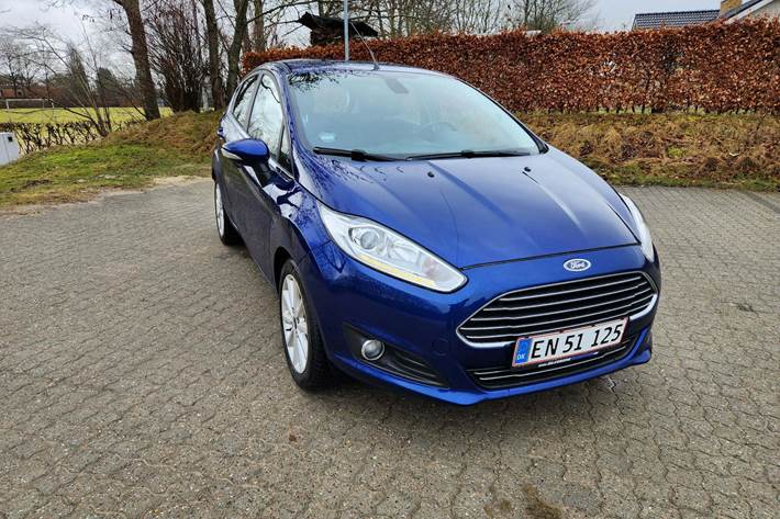 Blå Ford Fiesta fra 2015