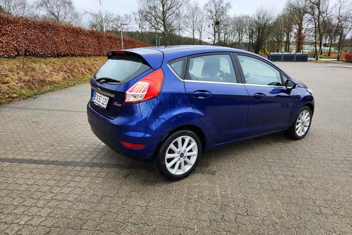Blå Ford Fiesta fra 2015