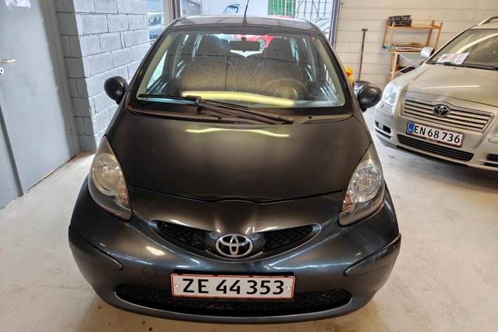 Gul Toyota Aygo fra 2008