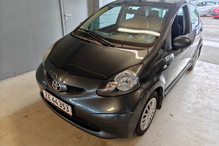 Gul Toyota Aygo fra 2008