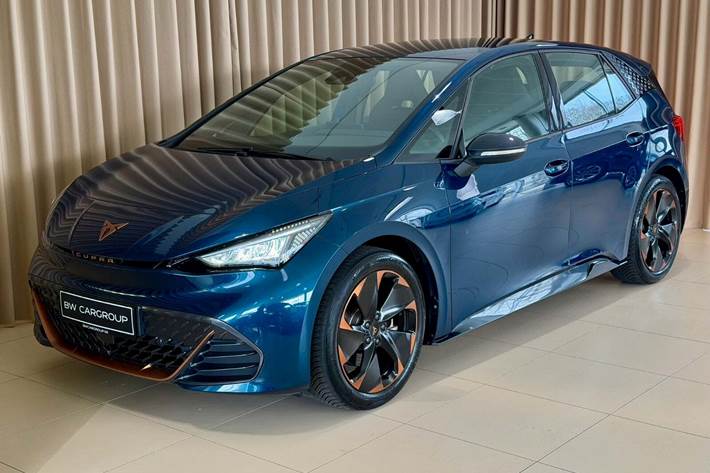 Blå Cupra Born fra 2023 set udefra