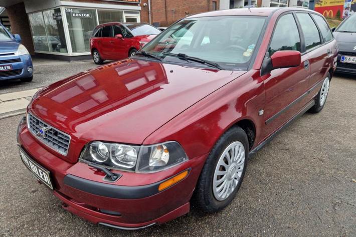 Grå Volvo V40 fra 2003