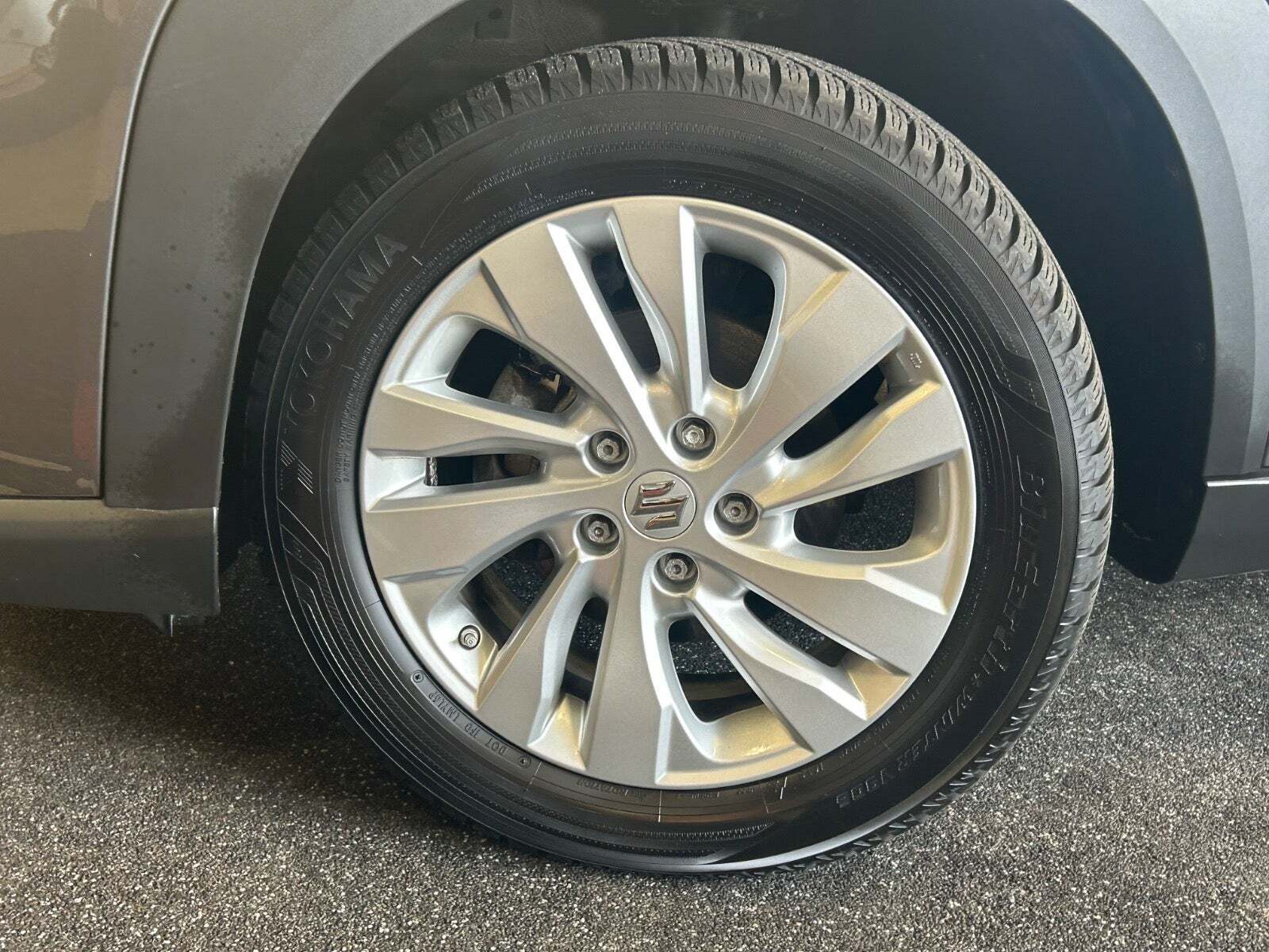 Grå Suzuki S-Cross fra 2024