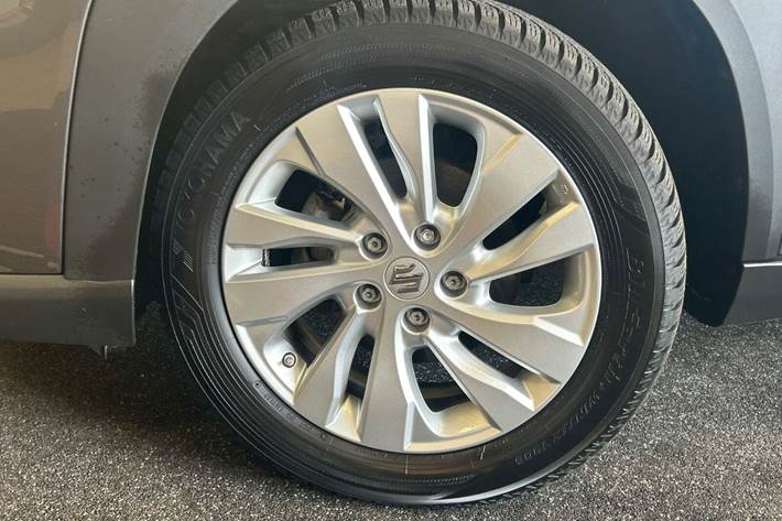 Grå Suzuki S-Cross fra 2024