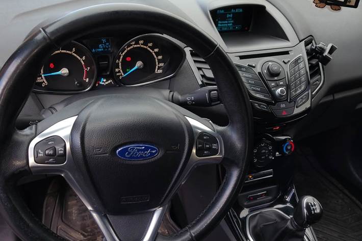 Blå Ford Fiesta fra 2016