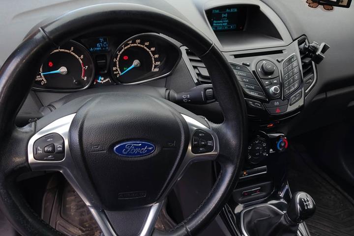 Blå Ford Fiesta fra 2016