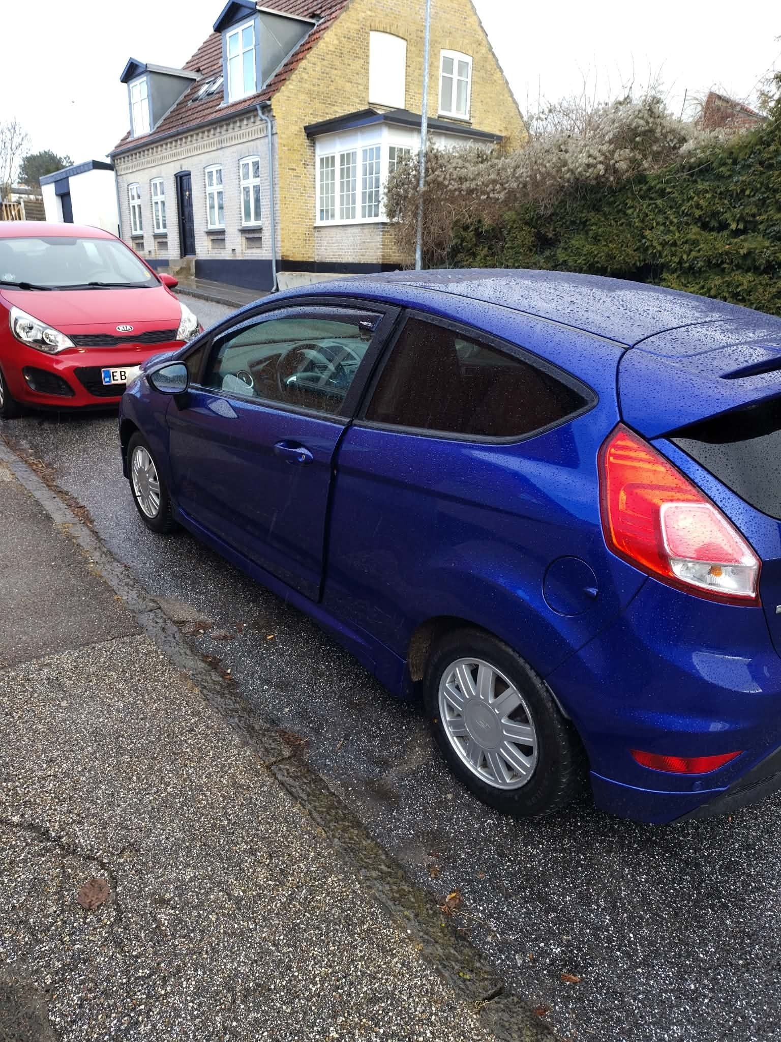 Blå Ford Fiesta fra 2016