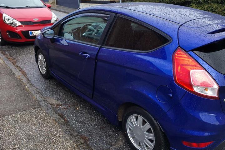 Blå Ford Fiesta fra 2016