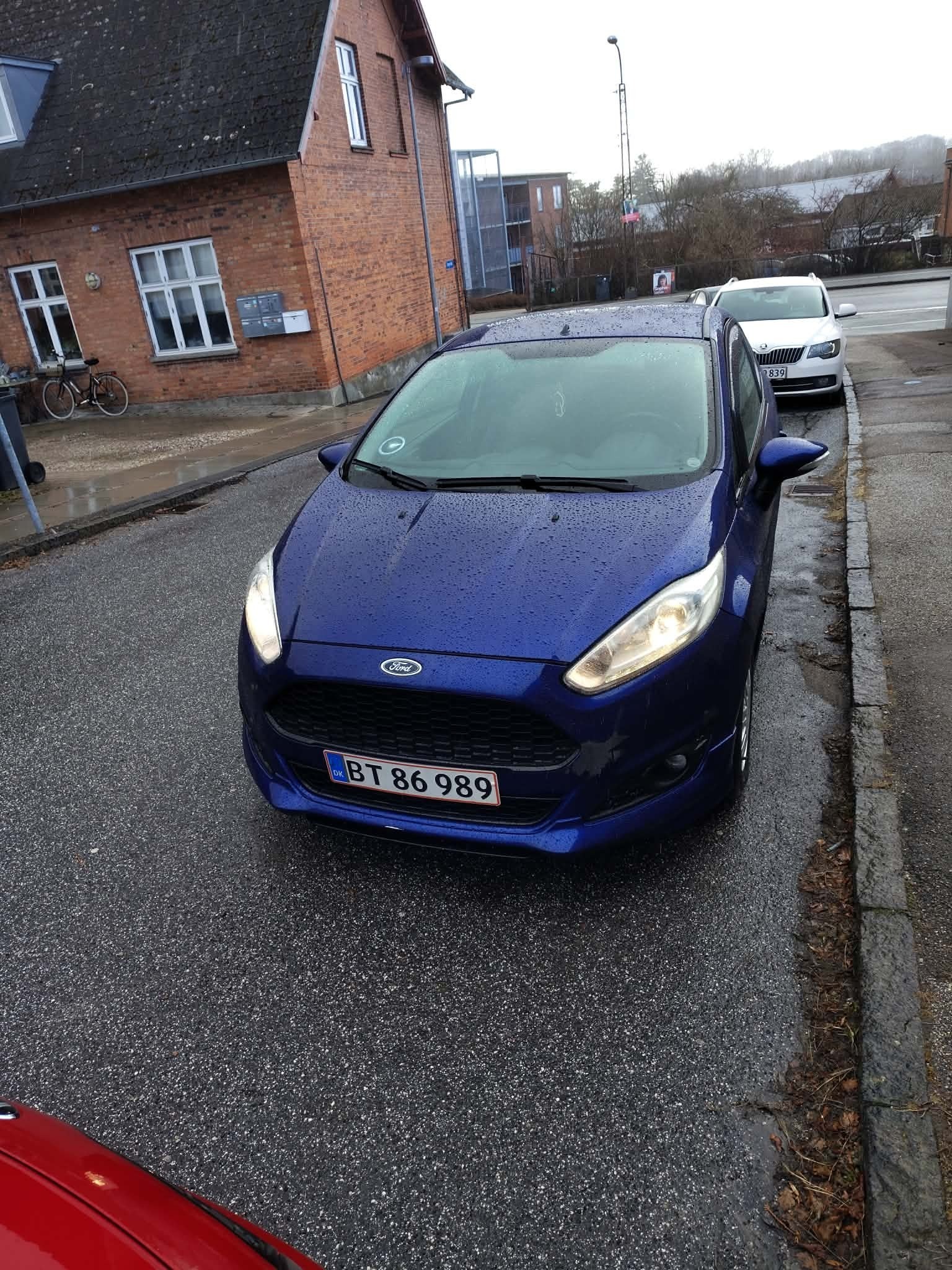 Blå Ford Fiesta fra 2016