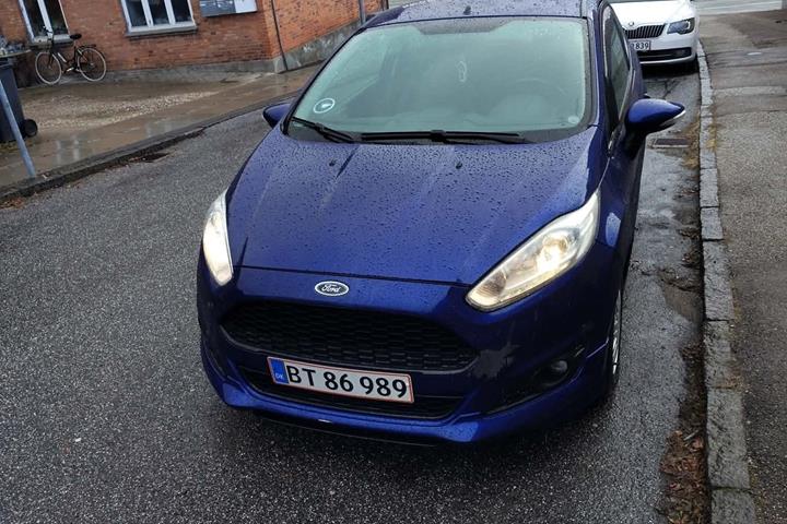Blå Ford Fiesta fra 2016