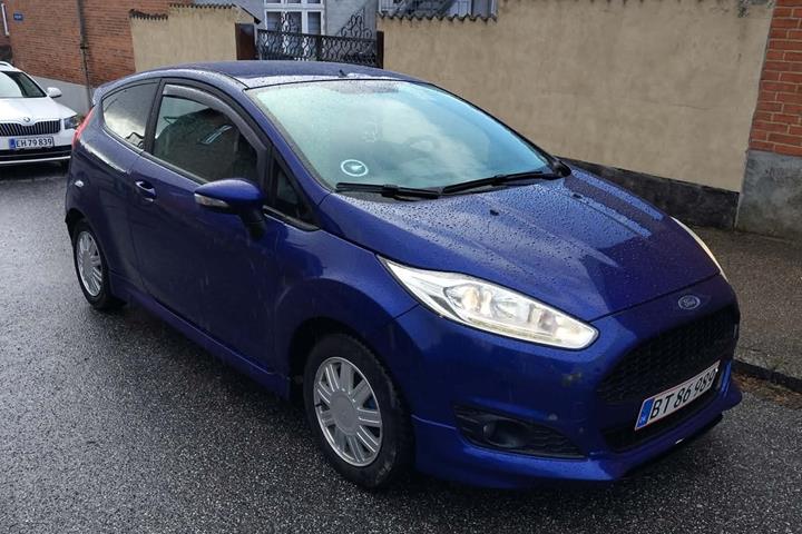 Blå Ford Fiesta fra 2016