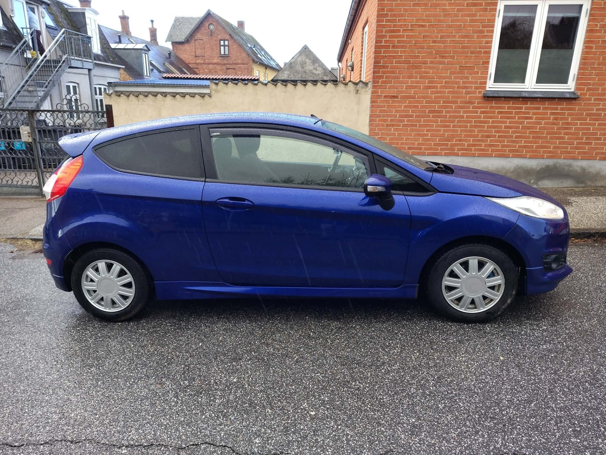 Blå Ford Fiesta fra 2016