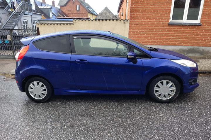 Blå Ford Fiesta fra 2016