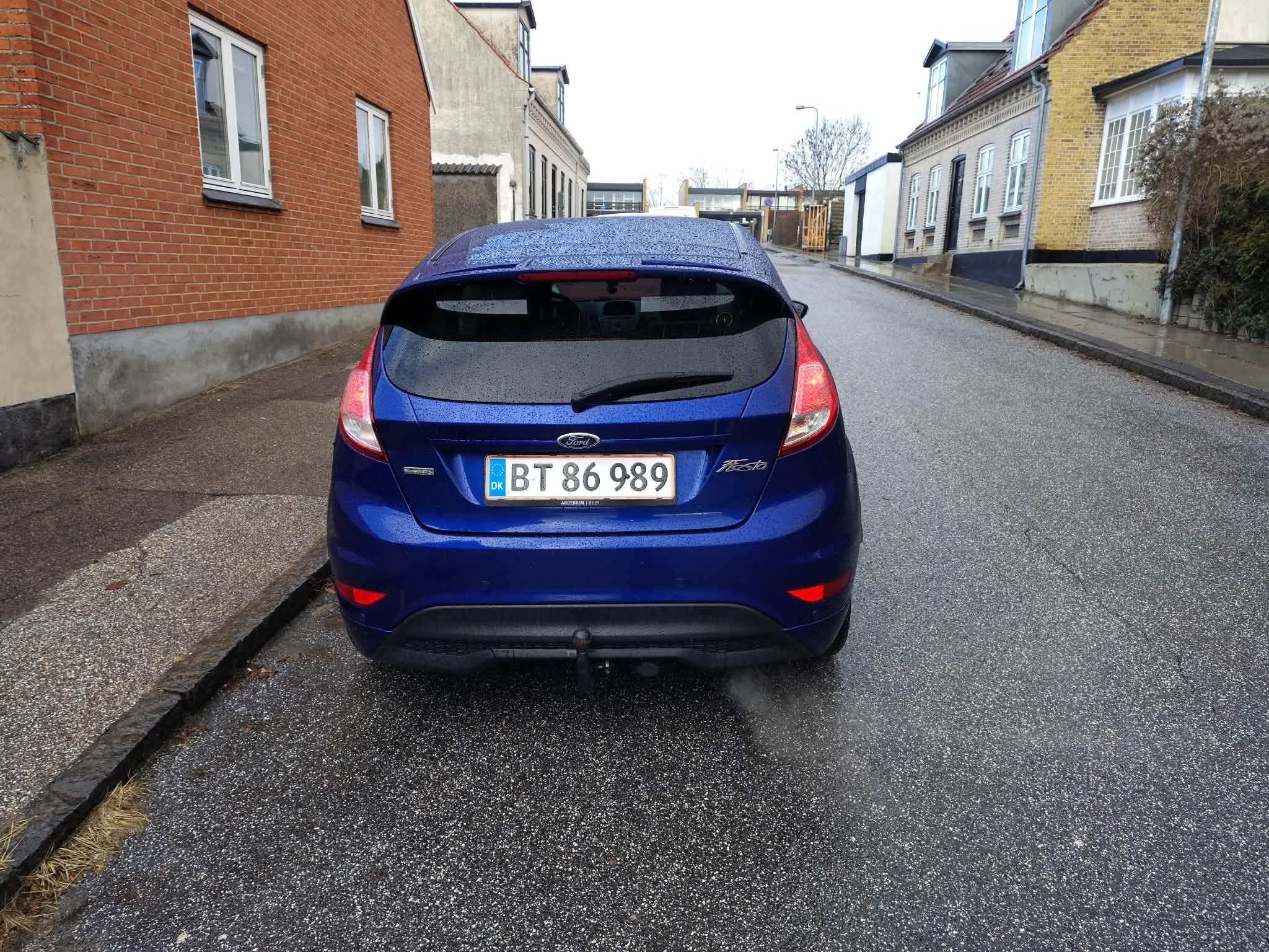 Blå Ford Fiesta fra 2016