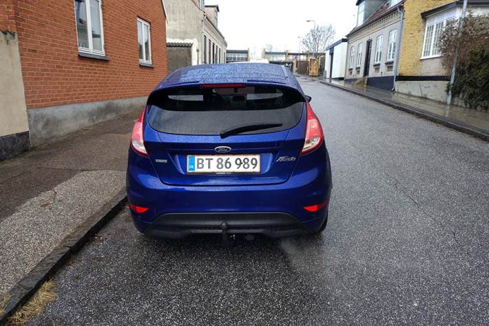 Blå Ford Fiesta fra 2016