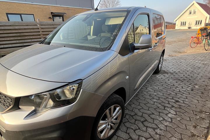 Grå Peugeot Partner fra 2020