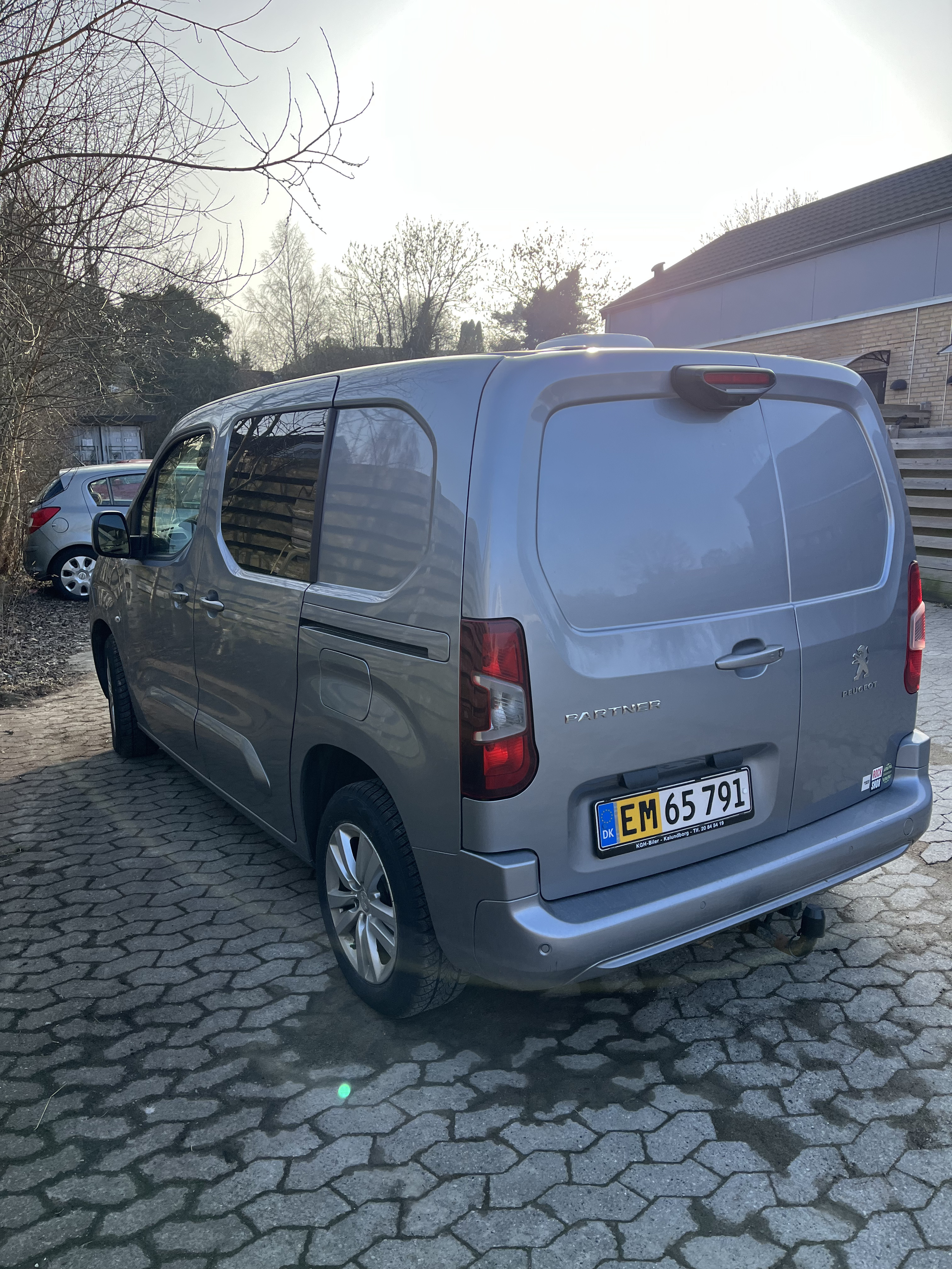 Grå Peugeot Partner fra 2020