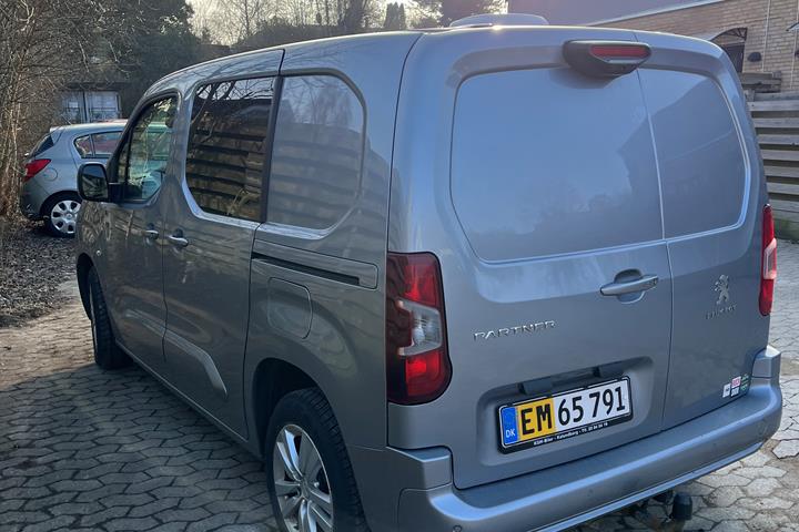 Grå Peugeot Partner fra 2020