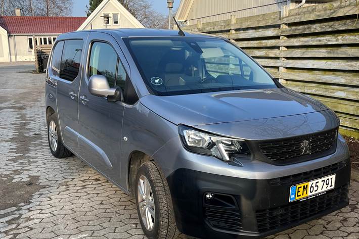 Grå Peugeot Partner fra 2020