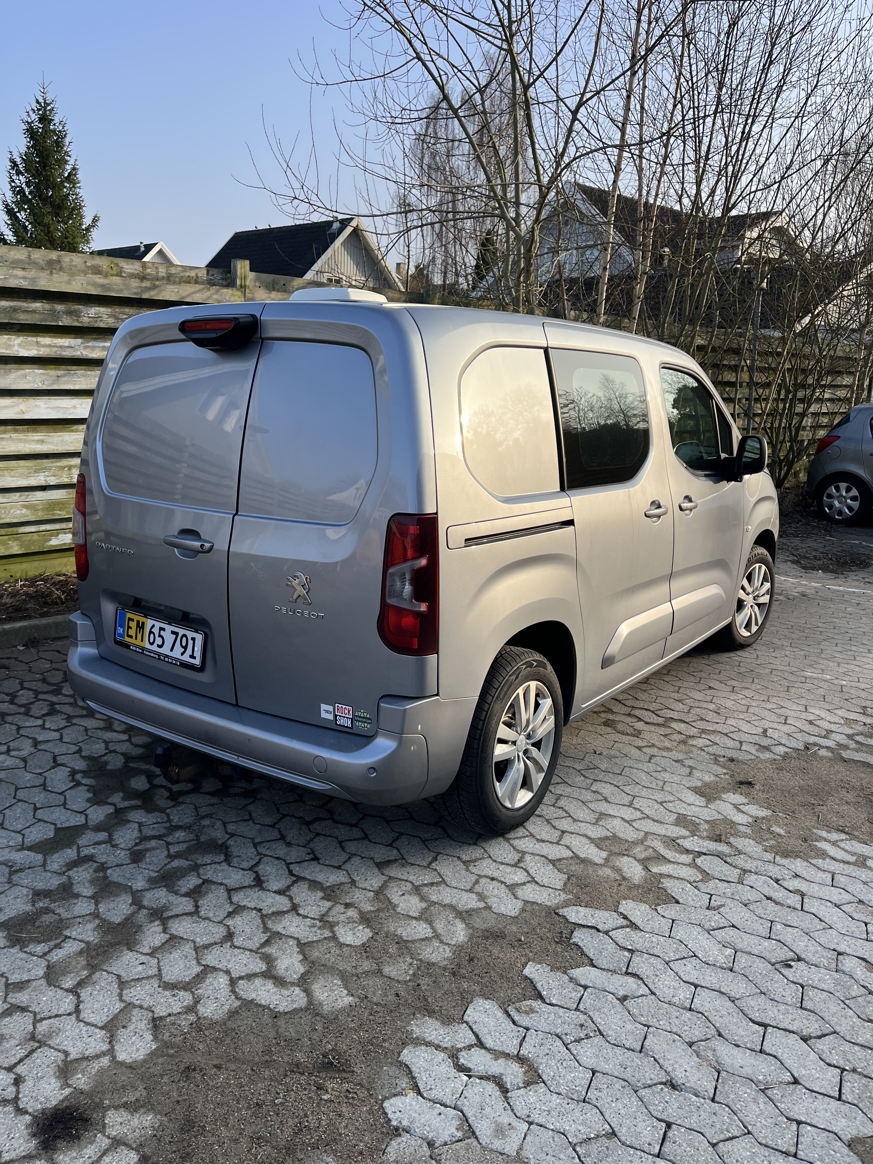 Grå Peugeot Partner fra 2020