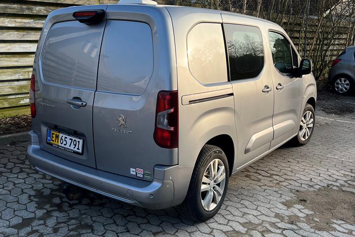 Grå Peugeot Partner fra 2020