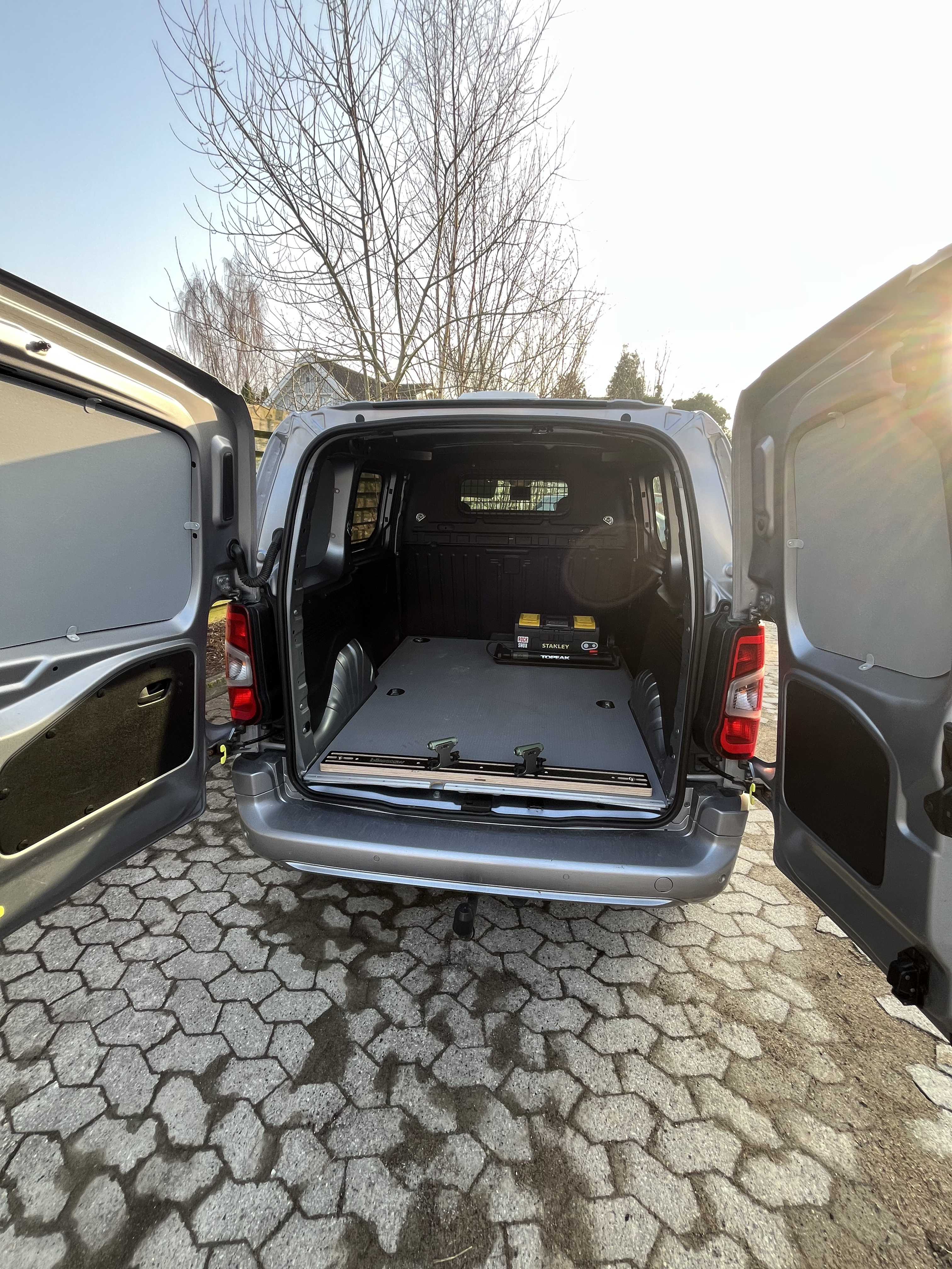 Grå Peugeot Partner fra 2020