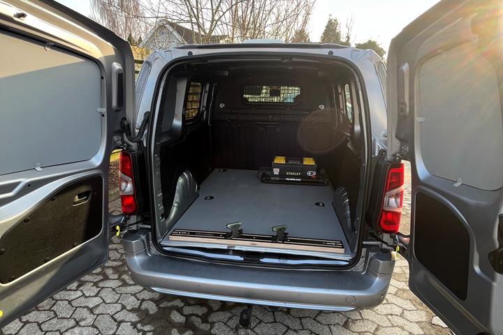 Grå Peugeot Partner fra 2020