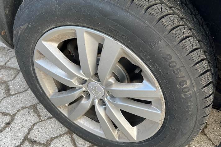 Grå Peugeot Partner fra 2020