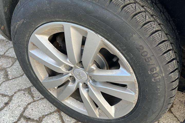 Grå Peugeot Partner fra 2020
